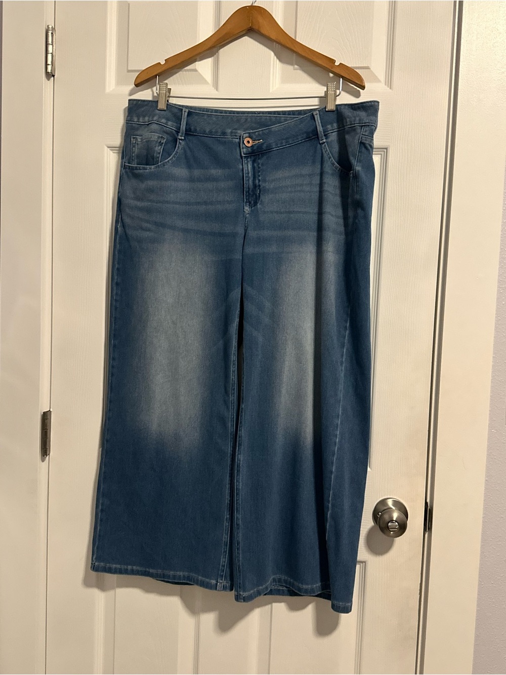 HALARA Wide-Leg Flare Jeans in Blue Wash